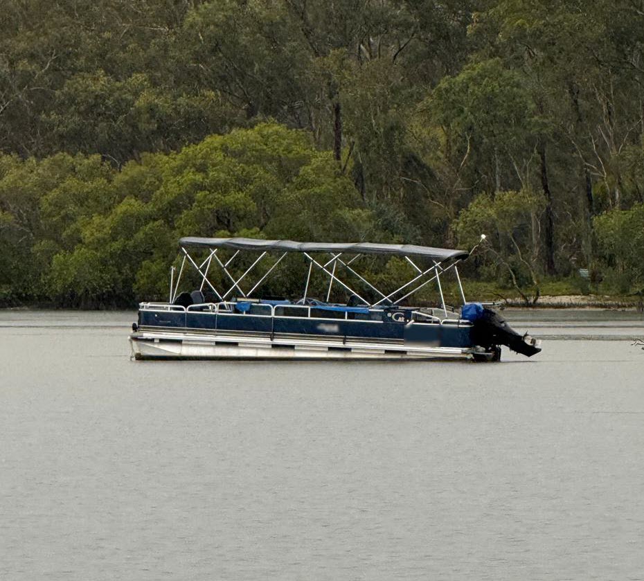 Maintenance of a pontoon boat Maintenance of a pontoon boat